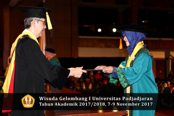 Wisuda Unpad Gel I TA 2017_2018  Fakultas Ekonomi Dan Bisnis oleh Dekan 059