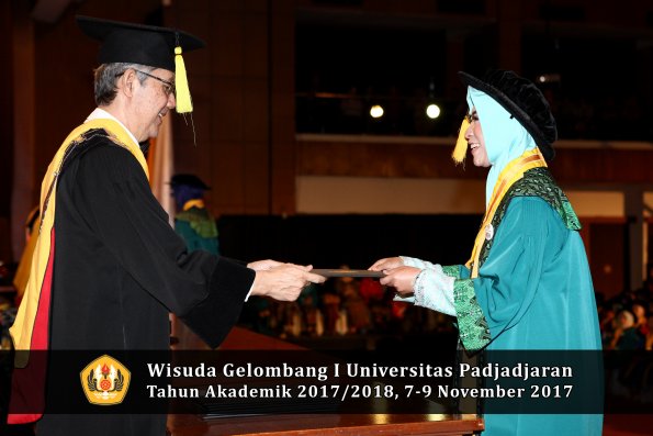 Wisuda Unpad Gel I TA 2017_2018  Fakultas Ekonomi Dan Bisnis oleh Dekan 060