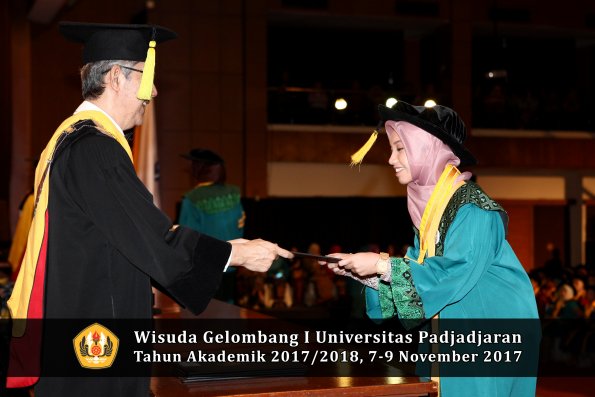 Wisuda Unpad Gel I TA 2017_2018  Fakultas Ekonomi Dan Bisnis oleh Dekan 062