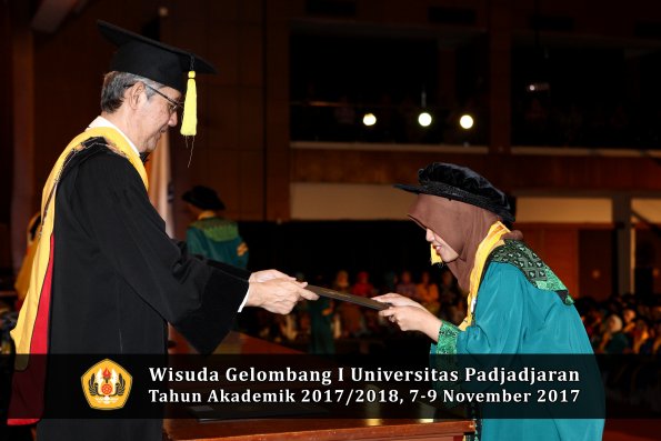 Wisuda Unpad Gel I TA 2017_2018  Fakultas Ekonomi Dan Bisnis oleh Dekan 065
