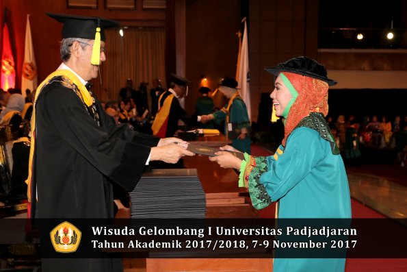 Wisuda Unpad Gel I TA 2017_2018  Fakultas Ekonomi Dan Bisnis oleh Dekan 067