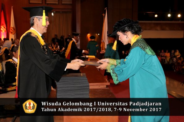 Wisuda Unpad Gel I TA 2017_2018  Fakultas Ekonomi Dan Bisnis oleh Dekan 068