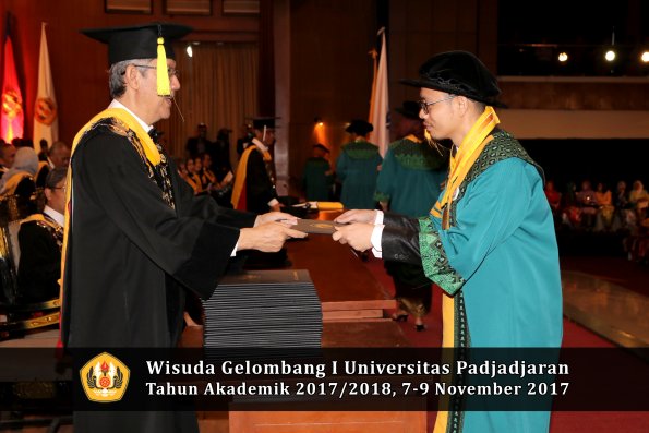 Wisuda Unpad Gel I TA 2017_2018  Fakultas Ekonomi Dan Bisnis oleh Dekan 070