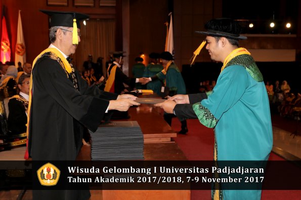 Wisuda Unpad Gel I TA 2017_2018  Fakultas Ekonomi Dan Bisnis oleh Dekan 071