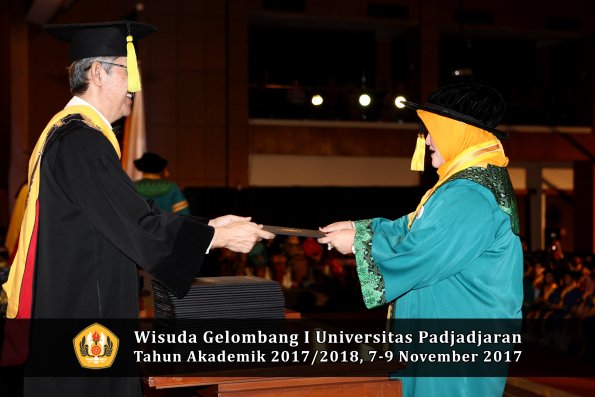Wisuda Unpad Gel I TA 2017_2018  Fakultas Ekonomi Dan Bisnis oleh Dekan 072