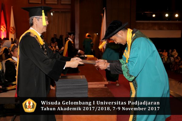 Wisuda Unpad Gel I TA 2017_2018  Fakultas Ekonomi Dan Bisnis oleh Dekan 073