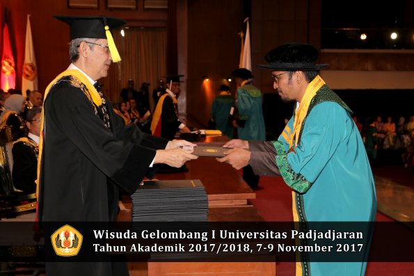 Wisuda Unpad Gel I TA 2017_2018  Fakultas Ekonomi Dan Bisnis oleh Dekan 074