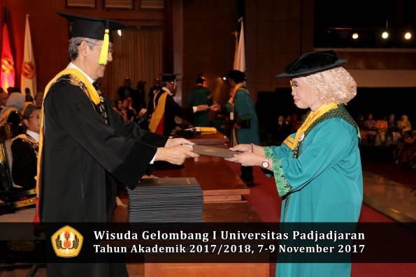 Wisuda Unpad Gel I TA 2017_2018  Fakultas Ekonomi Dan Bisnis oleh Dekan 075