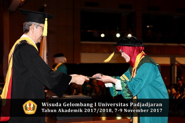 Wisuda Unpad Gel I TA 2017_2018  Fakultas Ekonomi Dan Bisnis oleh Dekan 076