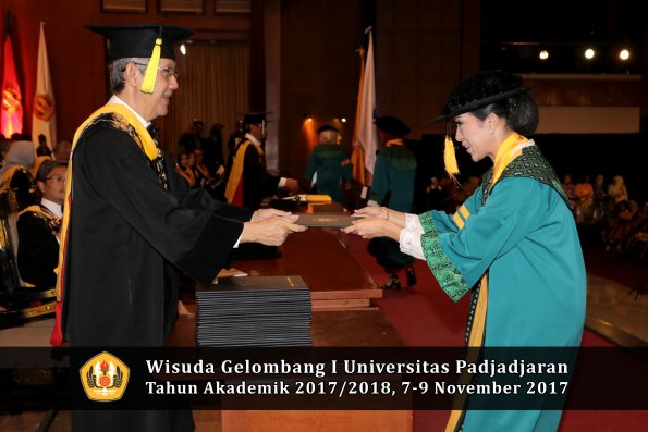 Wisuda Unpad Gel I TA 2017_2018  Fakultas Ekonomi Dan Bisnis oleh Dekan 077