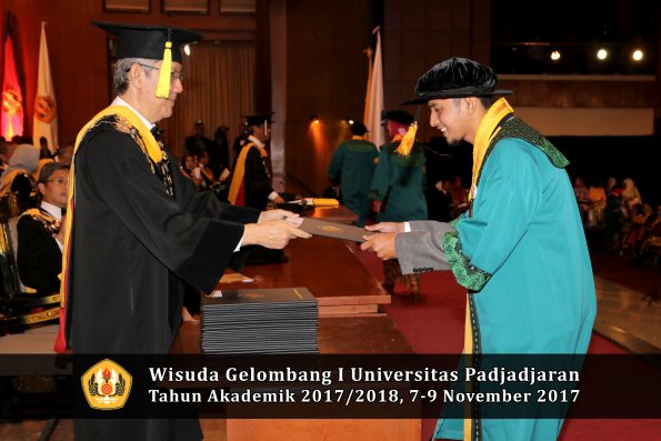 Wisuda Unpad Gel I TA 2017_2018  Fakultas Ekonomi Dan Bisnis oleh Dekan 080
