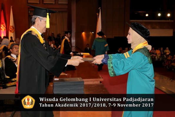 Wisuda Unpad Gel I TA 2017_2018  Fakultas Ekonomi Dan Bisnis oleh Dekan 082