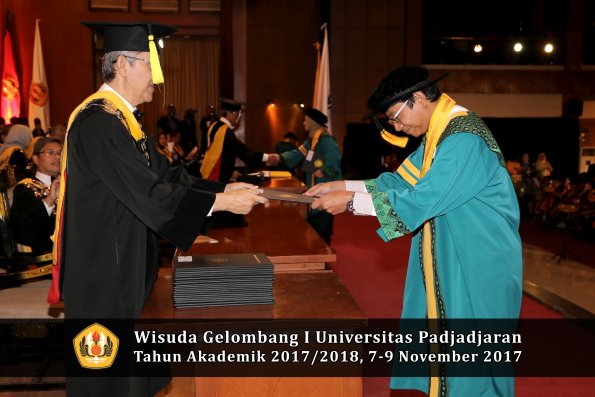 Wisuda Unpad Gel I TA 2017_2018  Fakultas Ekonomi Dan Bisnis oleh Dekan 083
