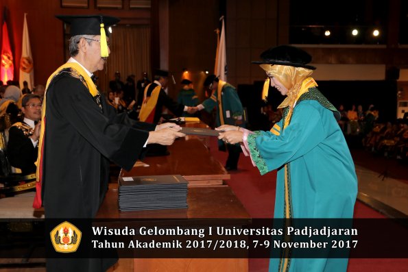 Wisuda Unpad Gel I TA 2017_2018  Fakultas Ekonomi Dan Bisnis oleh Dekan 084