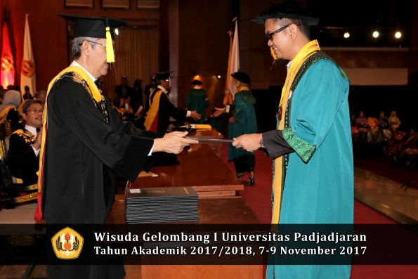Wisuda Unpad Gel I TA 2017_2018  Fakultas Ekonomi Dan Bisnis oleh Dekan 085