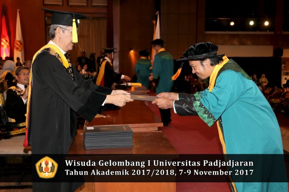 Wisuda Unpad Gel I TA 2017_2018  Fakultas Ekonomi Dan Bisnis oleh Dekan 086