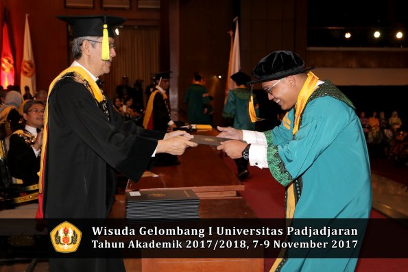 Wisuda Unpad Gel I TA 2017_2018  Fakultas Ekonomi Dan Bisnis oleh Dekan 087