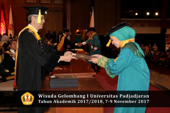 Wisuda Unpad Gel I TA 2017_2018  Fakultas Ekonomi Dan Bisnis oleh Dekan 088