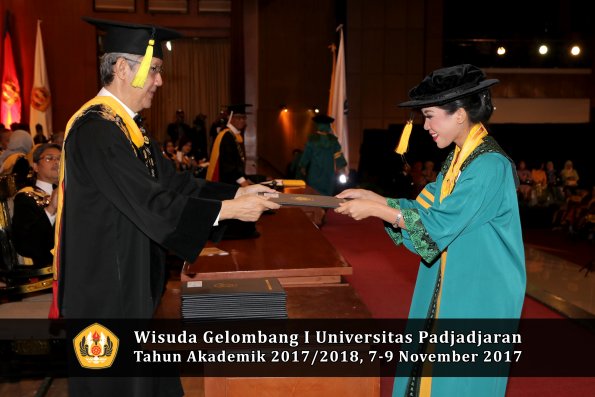 Wisuda Unpad Gel I TA 2017_2018  Fakultas Ekonomi Dan Bisnis oleh Dekan 089