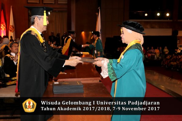 Wisuda Unpad Gel I TA 2017_2018  Fakultas Ekonomi Dan Bisnis oleh Dekan 090