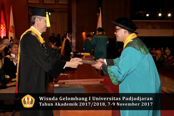 Wisuda Unpad Gel I TA 2017_2018  Fakultas Ekonomi Dan Bisnis oleh Dekan 092