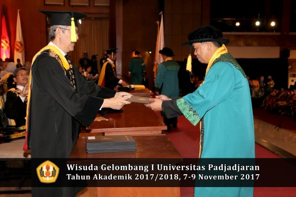 Wisuda Unpad Gel I TA 2017_2018  Fakultas Ekonomi Dan Bisnis oleh Dekan 093