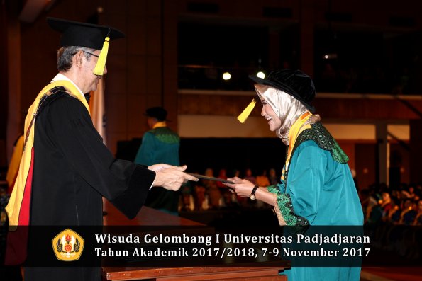 Wisuda Unpad Gel I TA 2017_2018  Fakultas Ekonomi Dan Bisnis oleh Dekan 094