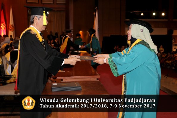 Wisuda Unpad Gel I TA 2017_2018  Fakultas Ekonomi Dan Bisnis oleh Dekan 096
