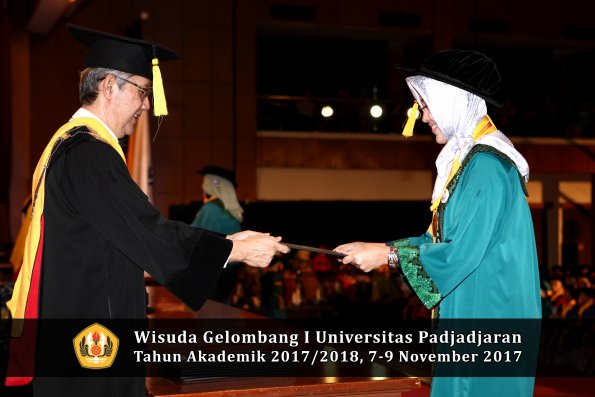 Wisuda Unpad Gel I TA 2017_2018  Fakultas Ekonomi Dan Bisnis oleh Dekan 097