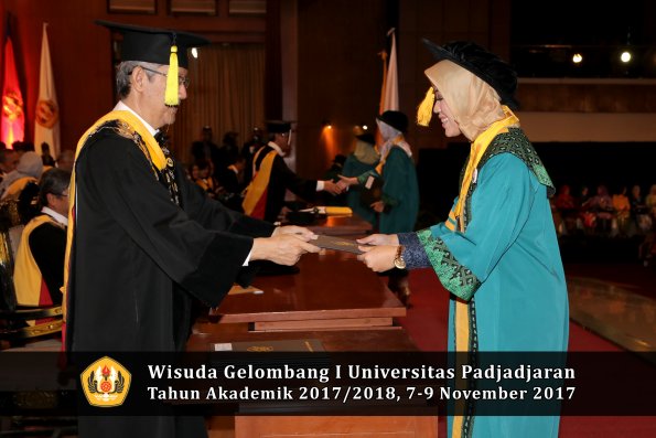 Wisuda Unpad Gel I TA 2017_2018  Fakultas Ekonomi Dan Bisnis oleh Dekan 098