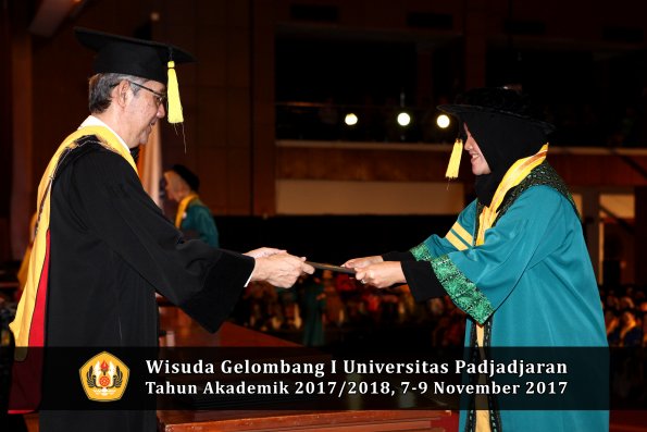 Wisuda Unpad Gel I TA 2017_2018  Fakultas Ekonomi Dan Bisnis oleh Dekan 099