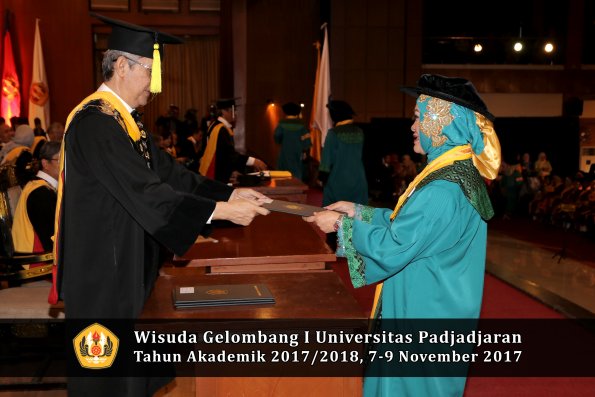 Wisuda Unpad Gel I TA 2017_2018  Fakultas Ekonomi Dan Bisnis oleh Dekan 100