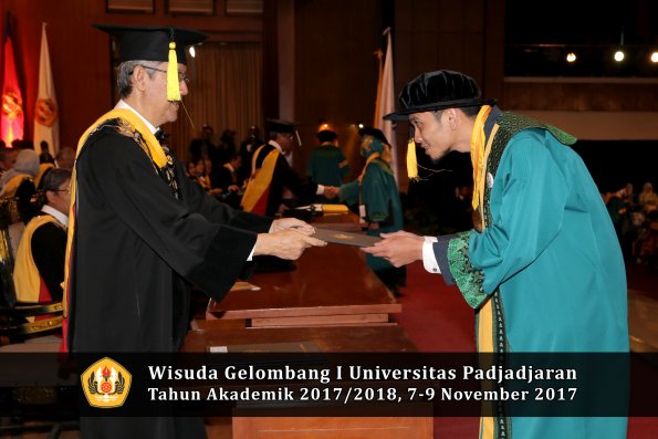 Wisuda Unpad Gel I TA 2017_2018  Fakultas Ekonomi Dan Bisnis oleh Dekan 101