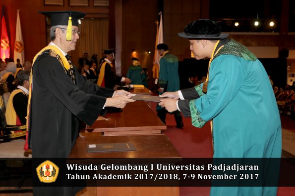 Wisuda Unpad Gel I TA 2017_2018  Fakultas Ekonomi Dan Bisnis oleh Dekan 102