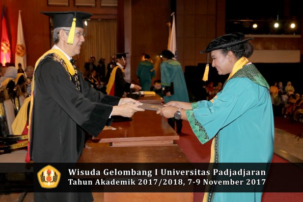Wisuda Unpad Gel I TA 2017_2018  Fakultas Ekonomi Dan Bisnis oleh Dekan 103