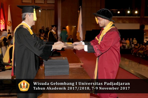 Wisuda Unpad Gel I TA 2017_2018  Fakultas Ekonomi Dan Bisnis oleh Dekan 104
