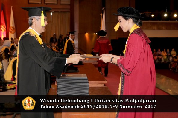 Wisuda Unpad Gel I TA 2017_2018  Fakultas Ekonomi Dan Bisnis oleh Dekan 105