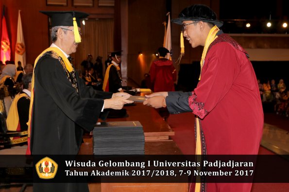 Wisuda Unpad Gel I TA 2017_2018  Fakultas Ekonomi Dan Bisnis oleh Dekan 106