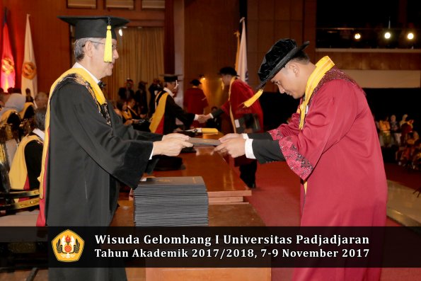 Wisuda Unpad Gel I TA 2017_2018  Fakultas Ekonomi Dan Bisnis oleh Dekan 107