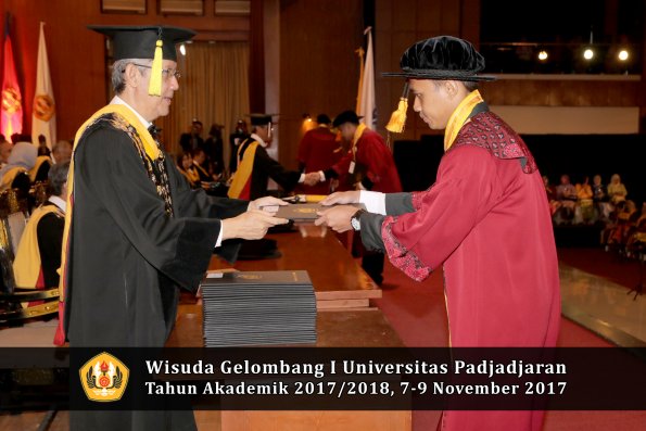 Wisuda Unpad Gel I TA 2017_2018  Fakultas Ekonomi Dan Bisnis oleh Dekan 108