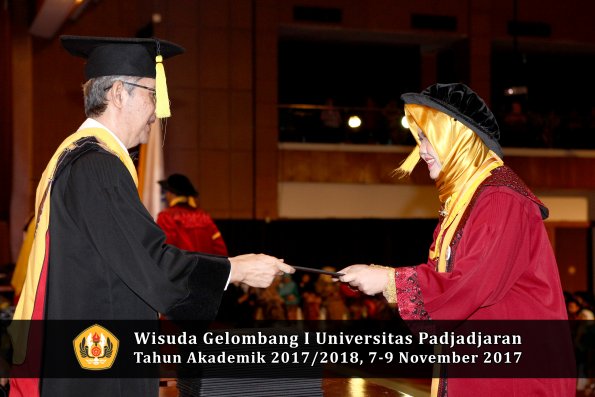 Wisuda Unpad Gel I TA 2017_2018  Fakultas Ekonomi Dan Bisnis oleh Dekan 109