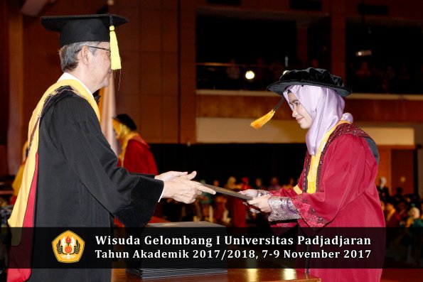 Wisuda Unpad Gel I TA 2017_2018  Fakultas Ekonomi Dan Bisnis oleh Dekan 110