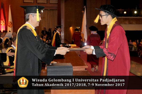 Wisuda Unpad Gel I TA 2017_2018  Fakultas Ekonomi Dan Bisnis oleh Dekan 111