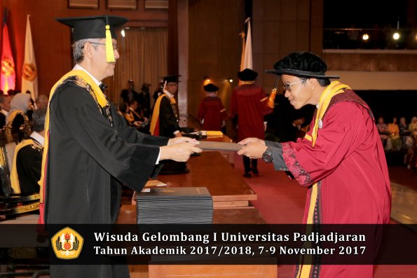Wisuda Unpad Gel I TA 2017_2018  Fakultas Ekonomi Dan Bisnis oleh Dekan 112