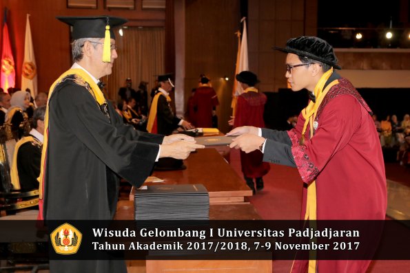 Wisuda Unpad Gel I TA 2017_2018  Fakultas Ekonomi Dan Bisnis oleh Dekan 113