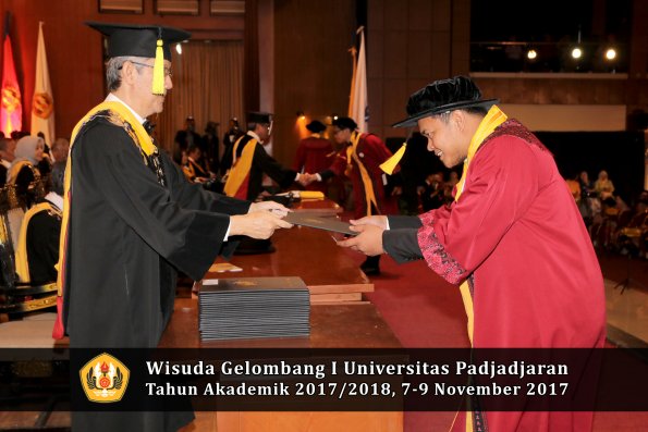 Wisuda Unpad Gel I TA 2017_2018  Fakultas Ekonomi Dan Bisnis oleh Dekan 114