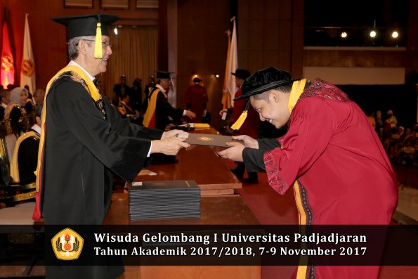 Wisuda Unpad Gel I TA 2017_2018  Fakultas Ekonomi Dan Bisnis oleh Dekan 115