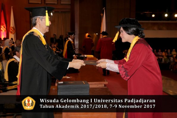 Wisuda Unpad Gel I TA 2017_2018  Fakultas Ekonomi Dan Bisnis oleh Dekan 116