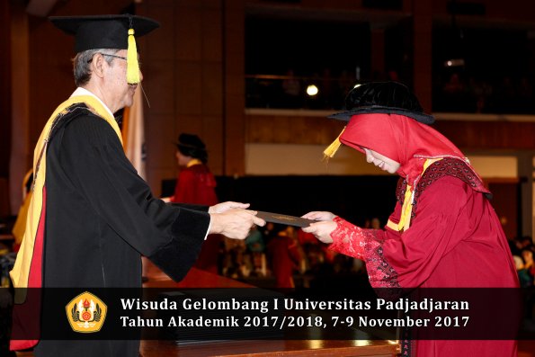 Wisuda Unpad Gel I TA 2017_2018  Fakultas Ekonomi Dan Bisnis oleh Dekan 117
