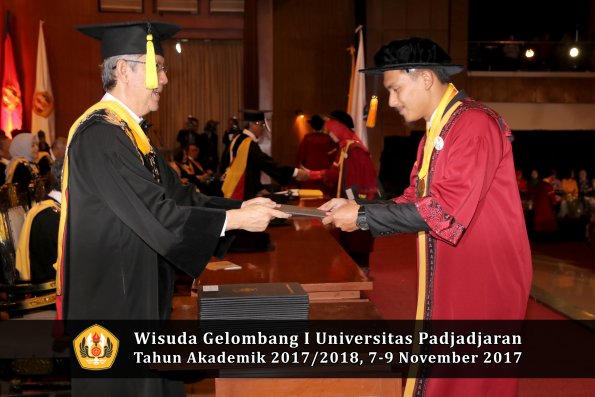 Wisuda Unpad Gel I TA 2017_2018  Fakultas Ekonomi Dan Bisnis oleh Dekan 118